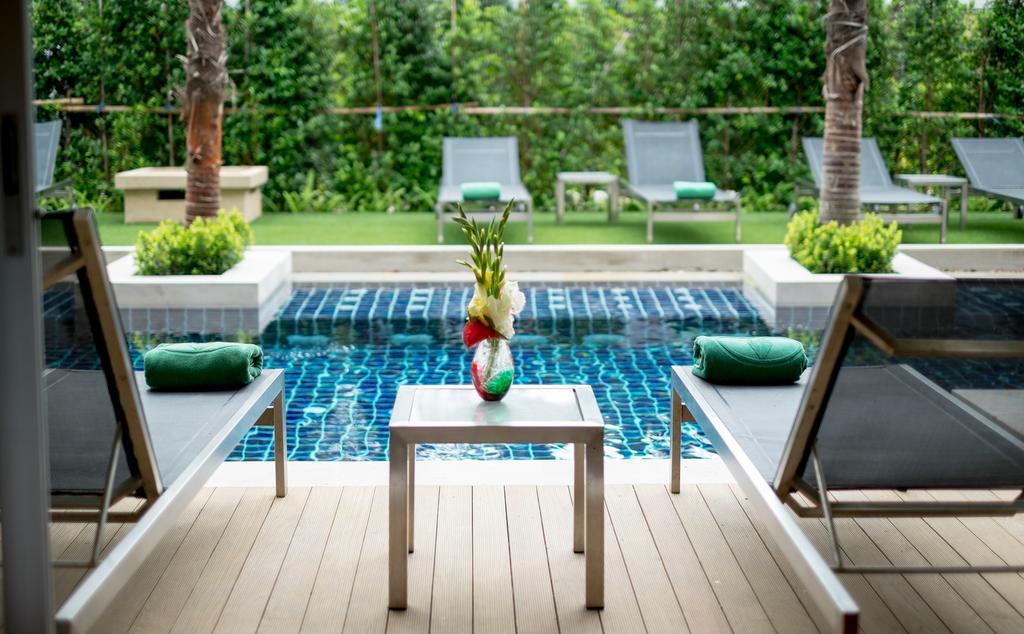 Deluxe Room Pool Access